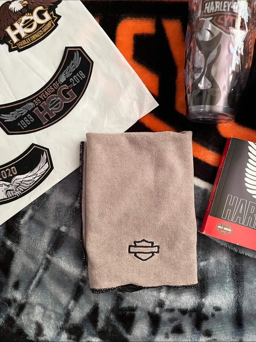 Harley-Davidson Black and Orange Motor Logo Blanket with Accessories - Picture 3 of 6